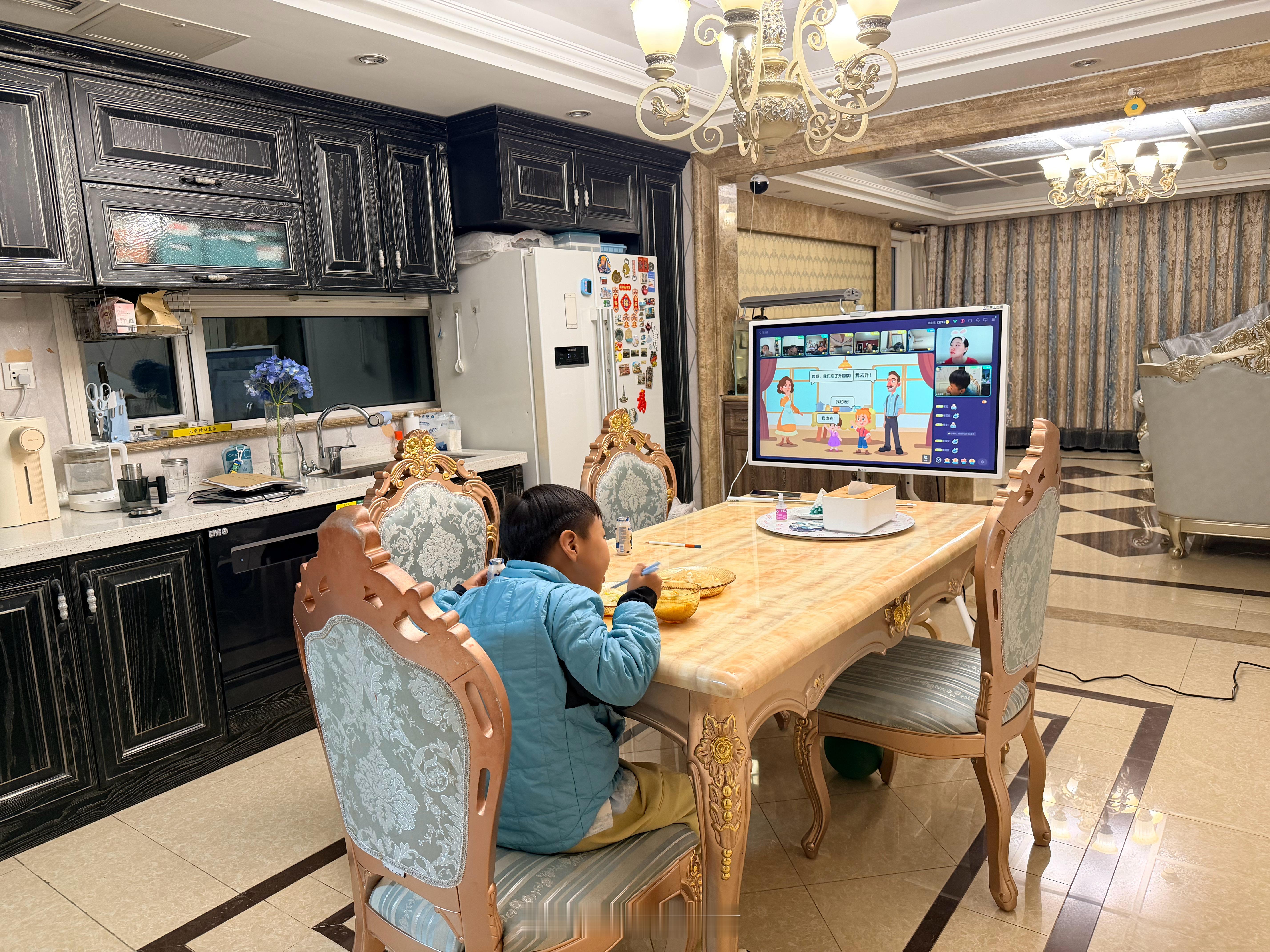 我小时候爸妈说吃饭不能看电视到了我儿子这儿，他妈竟然让他上网课[汗]​​​