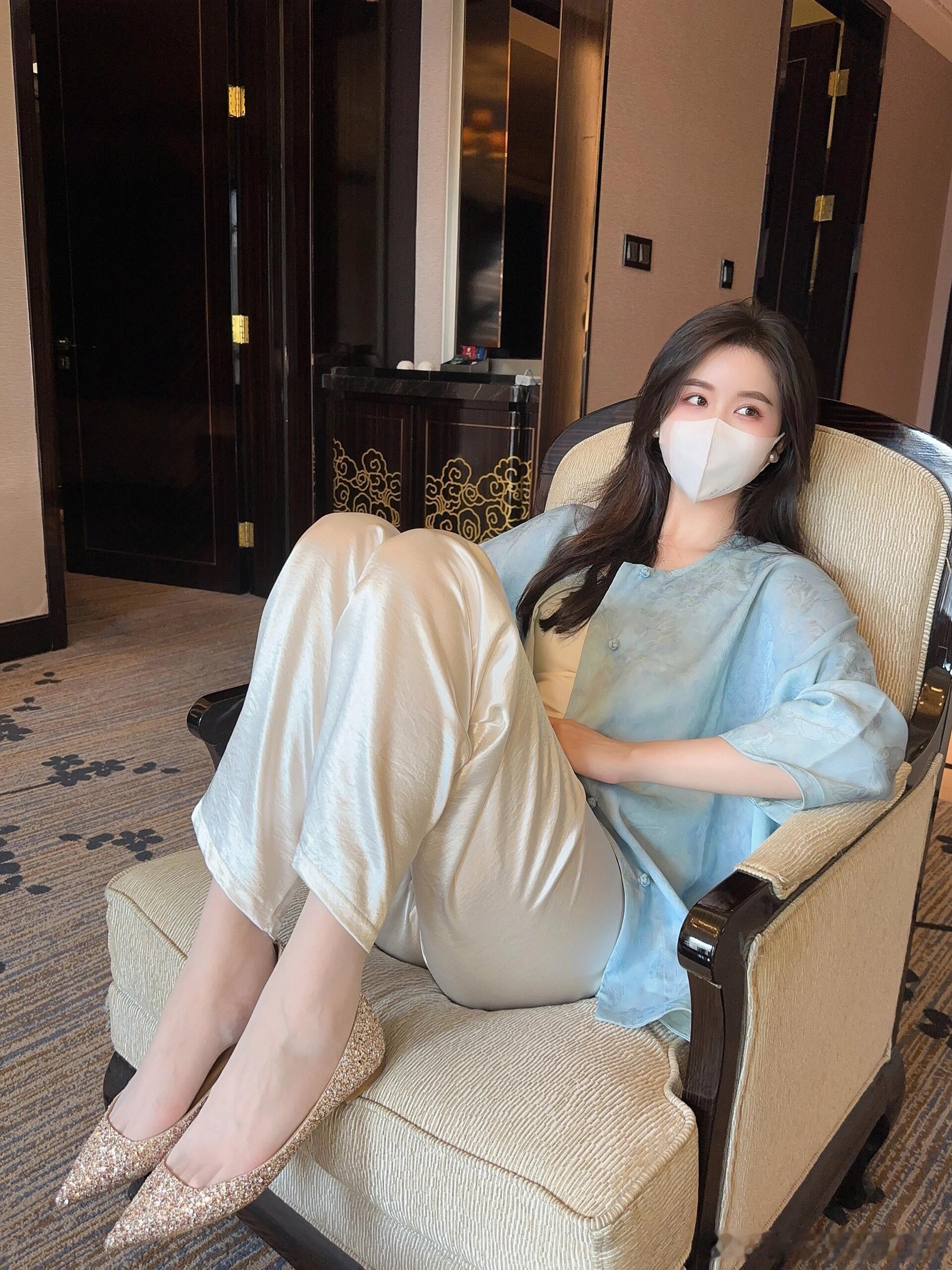 裤里丝与亮晶晶，开启美好的一天～[大笑]​​​