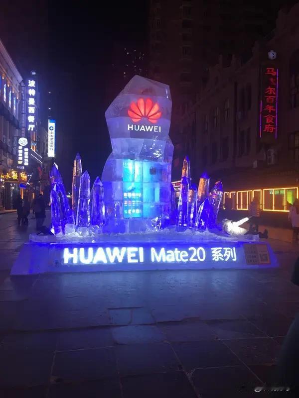 网友对南方情侣在哈尔滨跨年时救醉酒大哥这事，那评价可高了。在冷飕飕的哈尔滨，这对