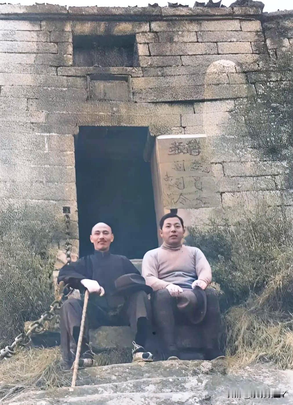 这才是张学良和蒋中正的真实貌相，这可不是演戏，也绝非电视剧中的演员，而是西安事变