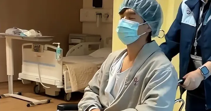 曝光！39岁港男歌手手术插管照引热议，去年出轨风波再掀舆论