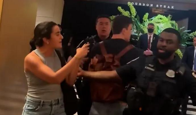 “种族灭绝者！你躲不了！”内塔尼亚胡到达美国，正在酒店吃饭，抗议者们直接强闯进酒