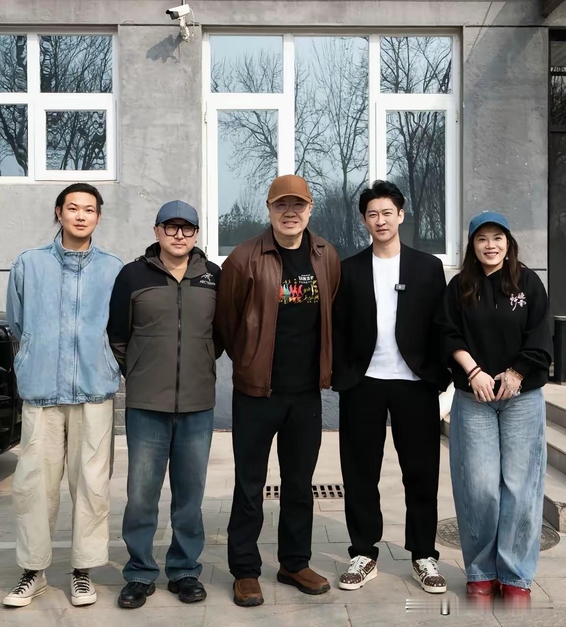 曹云金和英达走的火热，曹云金手里提着高档名酒，看着意思是曹云金有要求英达，不管怎