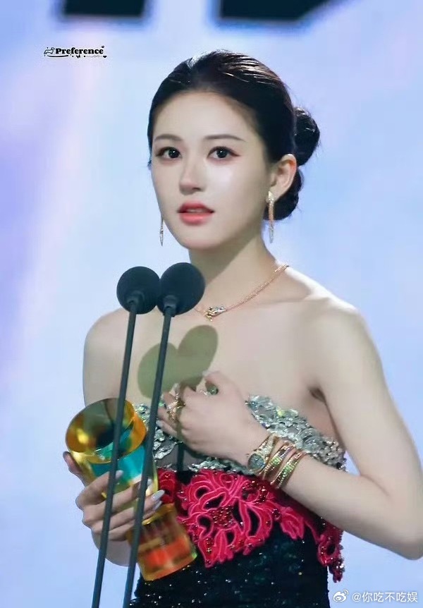 这种发型真的很考验骨相啊，赵露思这次真的有点败下风了