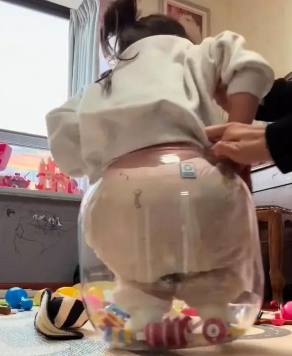 熊孩子卡在玻璃瓶里了，怎么出来∽