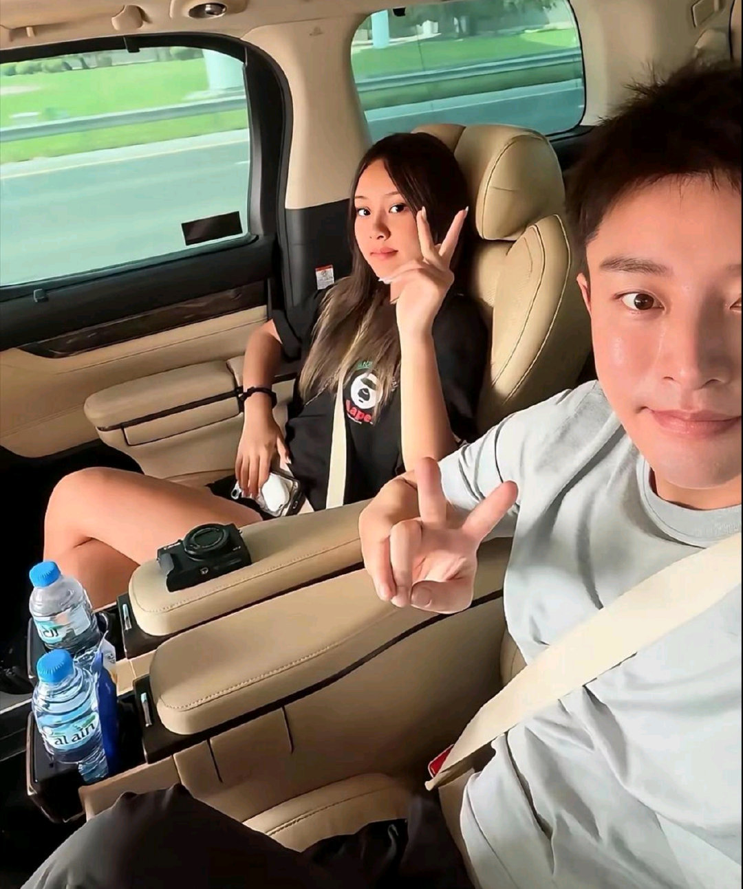 贾乃亮带甜馨到迪拜度假，甜馨的穿搭却让不少人觉得“不像14岁该有的样子”。​