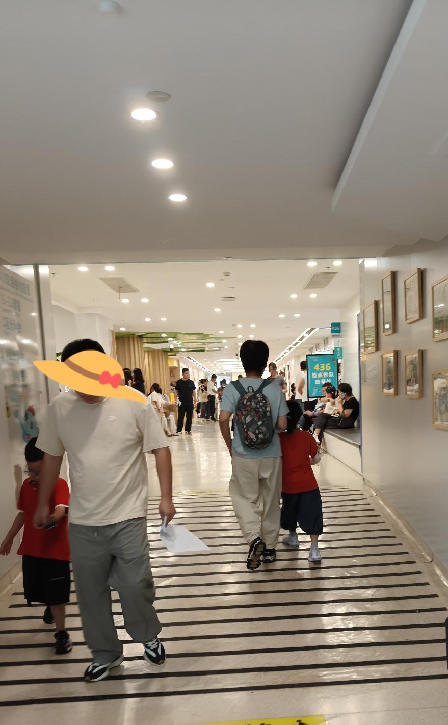 太逗了。有个朋友丧偶，他老婆因病去世，孩子才上高中。他自己声称不打算再找，等女儿