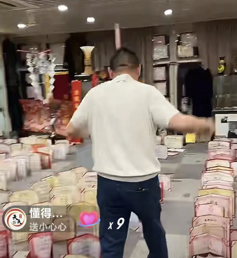 陈光标今天宣布明天又要捐钱了，捐北京5千万，后天捐河北1千万。陈光标说: