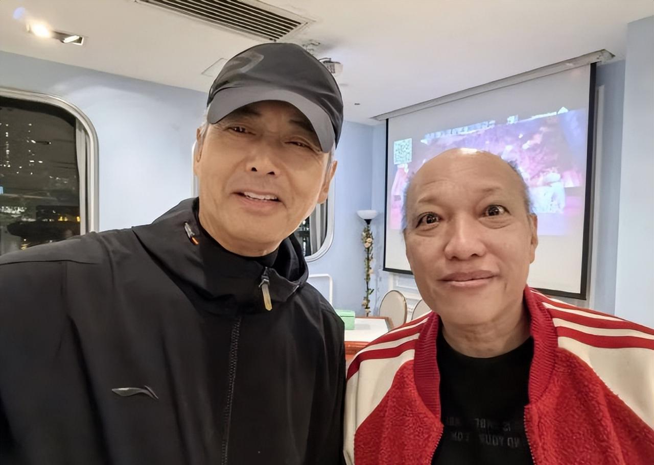 周润发“人走茶凉”？他悄悄做了件让整个香港娱乐圈沉默的事。上周，他自掏腰包，