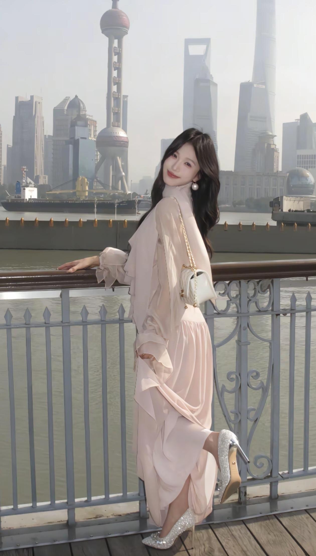 上海外滩的浪漫时光，粉裙飘飘，与东方明珠塔相映成趣。