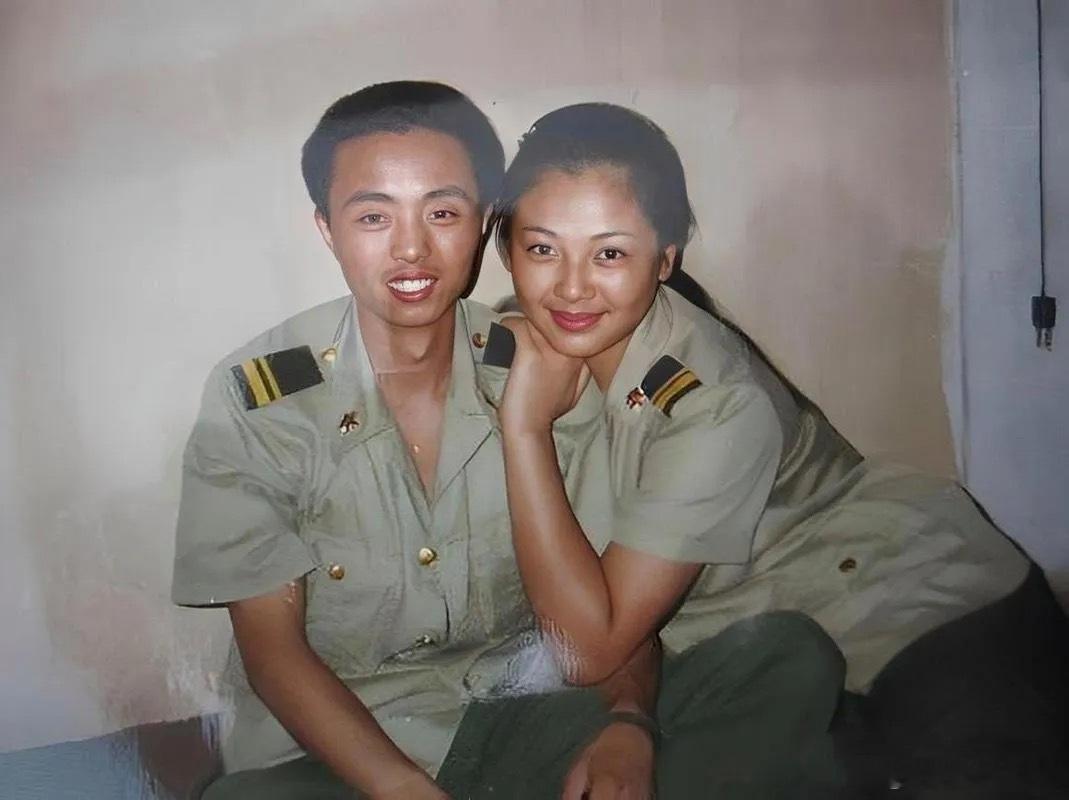 刘涛在部队时候的照片，那时候皮肤还很黑。