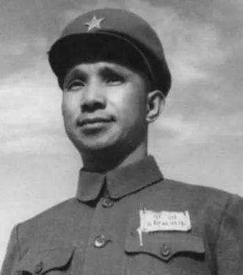 宋时轮虽然不太服气粟裕，但打阻击很卖力。宋时轮资历远远超过了粟裕，是教员的井冈山