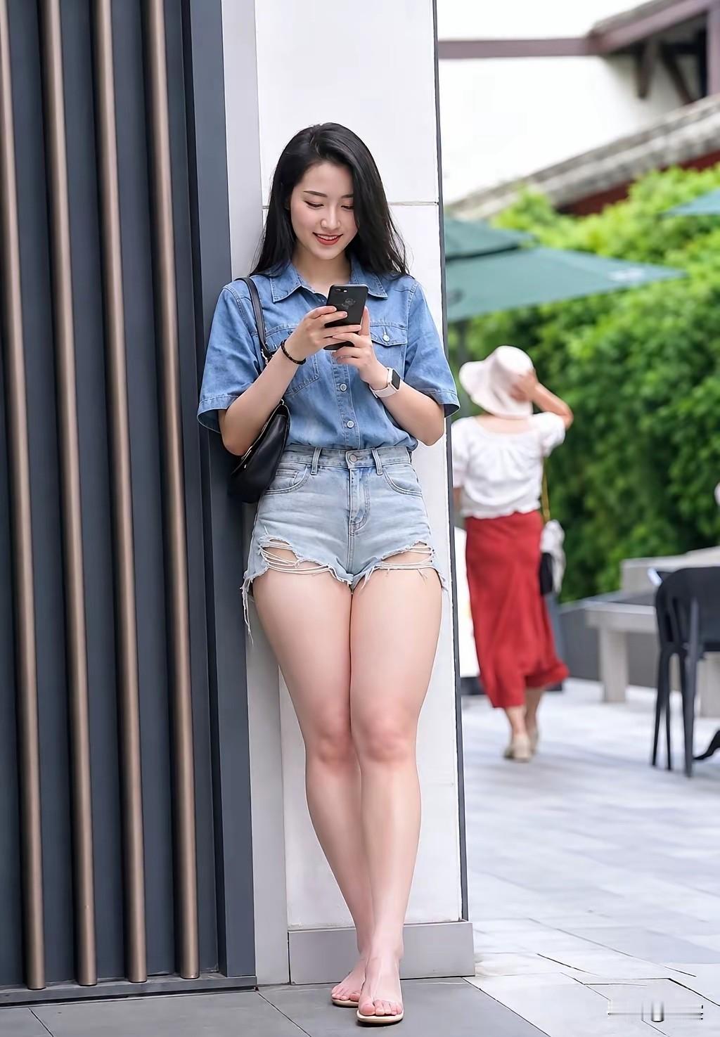 看身材有35岁，看面相25岁，你觉得她真实的年龄会有多大？