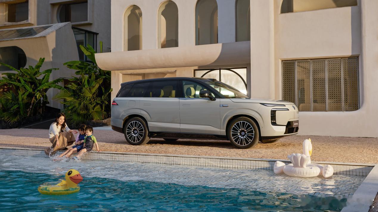 腾势N8L太豪了，车身够大（5200×1999×1820mm），侧面是纯平车门加