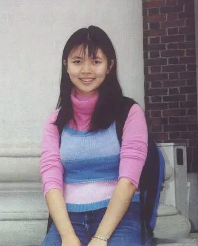 刘亦婷，美籍华人女性，成都外国语学校1999届毕业生，1999年8月1日赴美国留