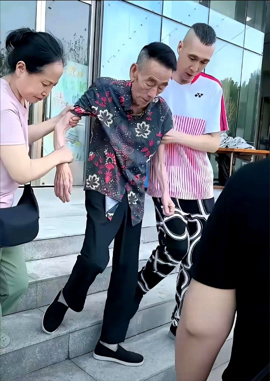 杨少华这一家人为了钱，真是拼命了。已94岁高龄的杨少华，把头发染的乌黑乌黑，穿