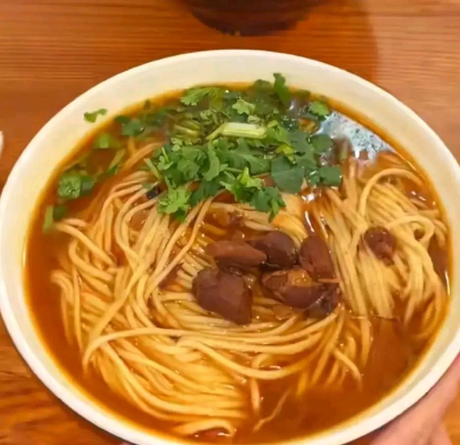 环境一般。人很多。服务普通。但天天排队。邯郸南沿村拉面。一大碗，面现拉，汤头