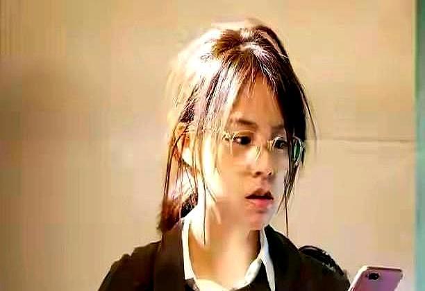 资本把空降女主硬塞进剧组，直接踢走马丽。沈腾冷着脸咽下这口恶气，转身用二十五亿票