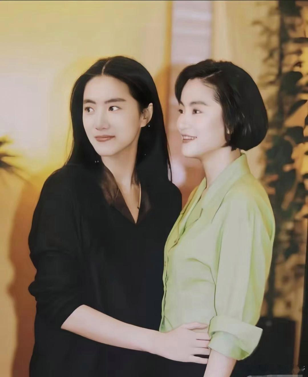 林青霞和当年的替身合影，这长得也太像了，尤其是侧脸