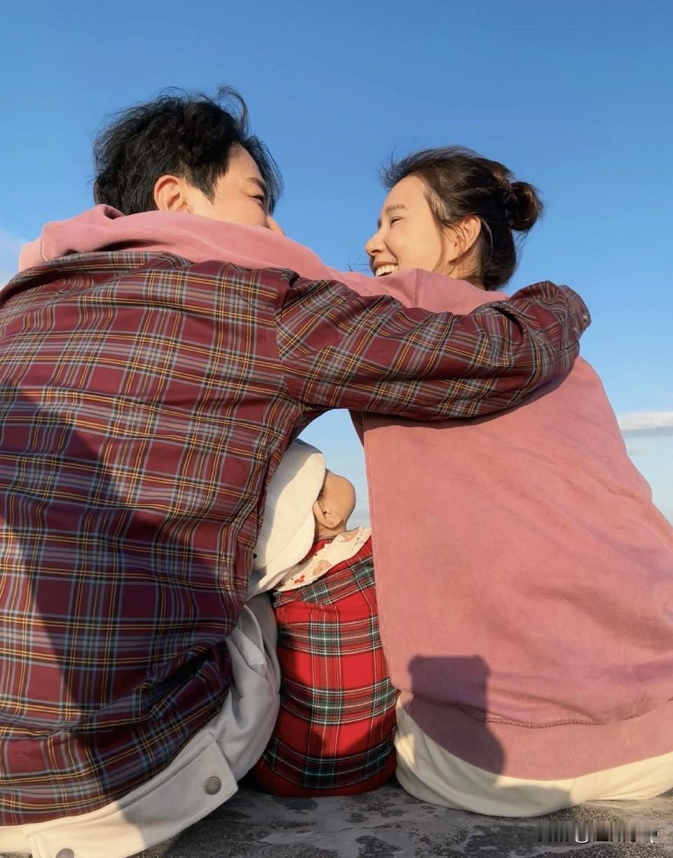 黄翠如晒一家三口背影照，她和老公萧正楠对视而笑。俩人中间夹着儿子，他俩像两座大山
