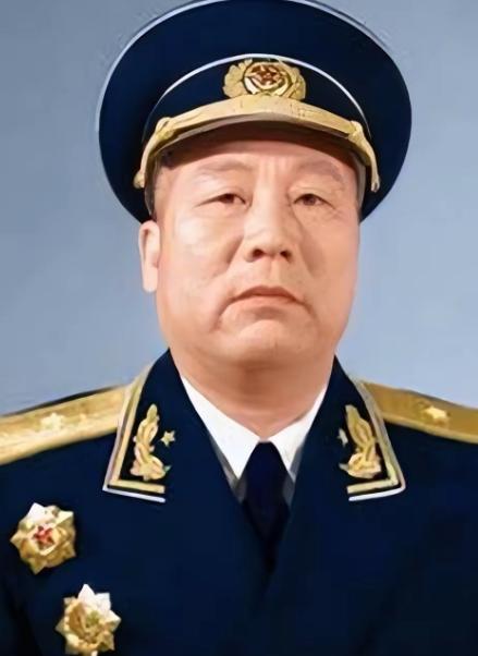 1945年，中苏军方宴会上，苏军将领和曾克林开玩笑：“你喝一杯酒，我就给一座军火