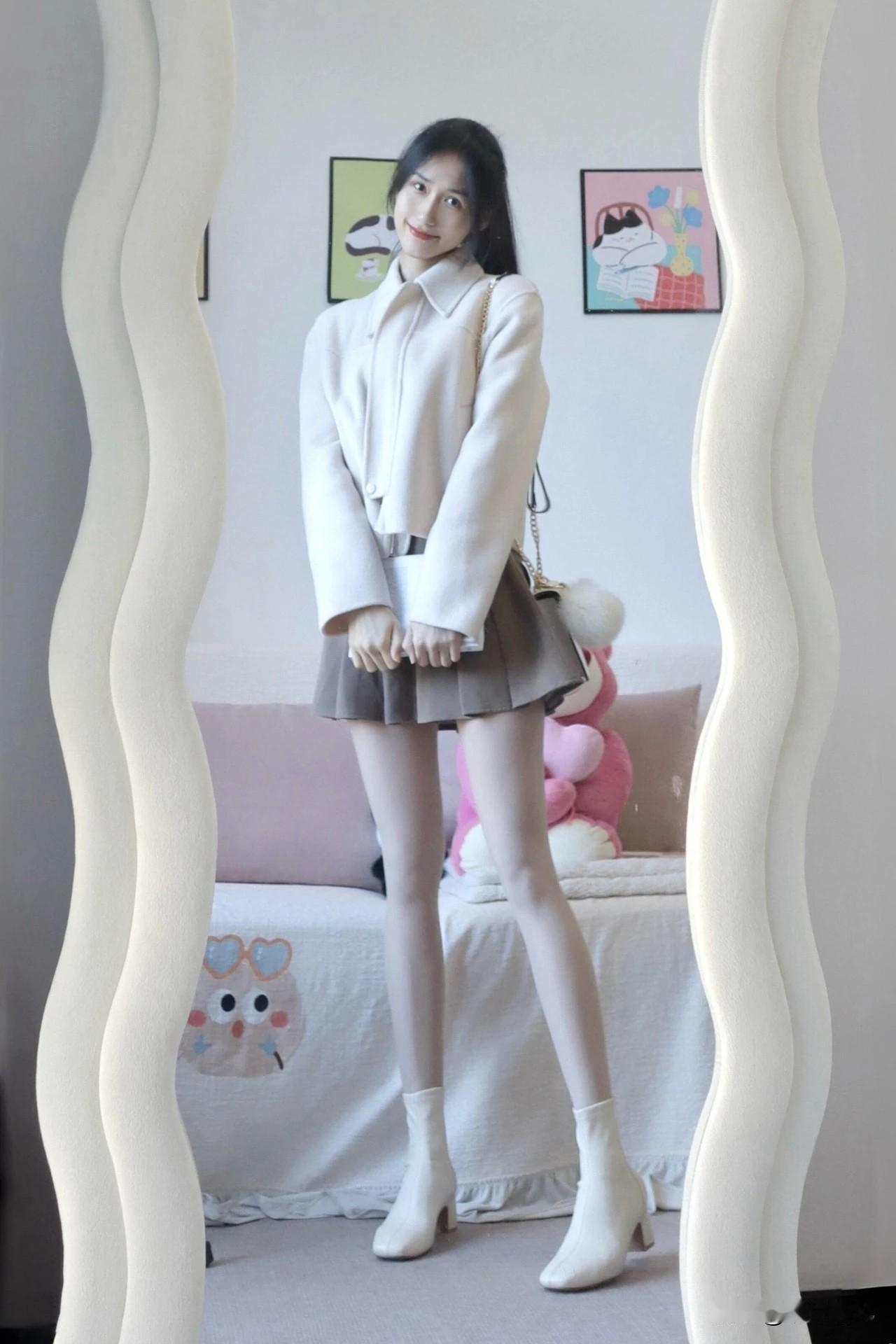 最近发现一套搭配真的绝了，就是“米色短外套+百褶裙+短靴”，上身效果比想象中还秀