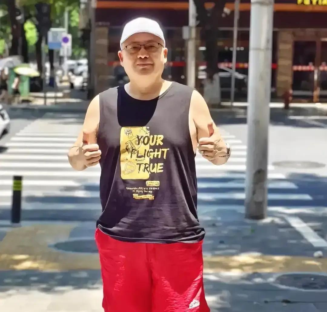 63岁的老单身汉，一个月拿着4300块的退休金，因为跟姐姐出一趟门，竟然在网上被