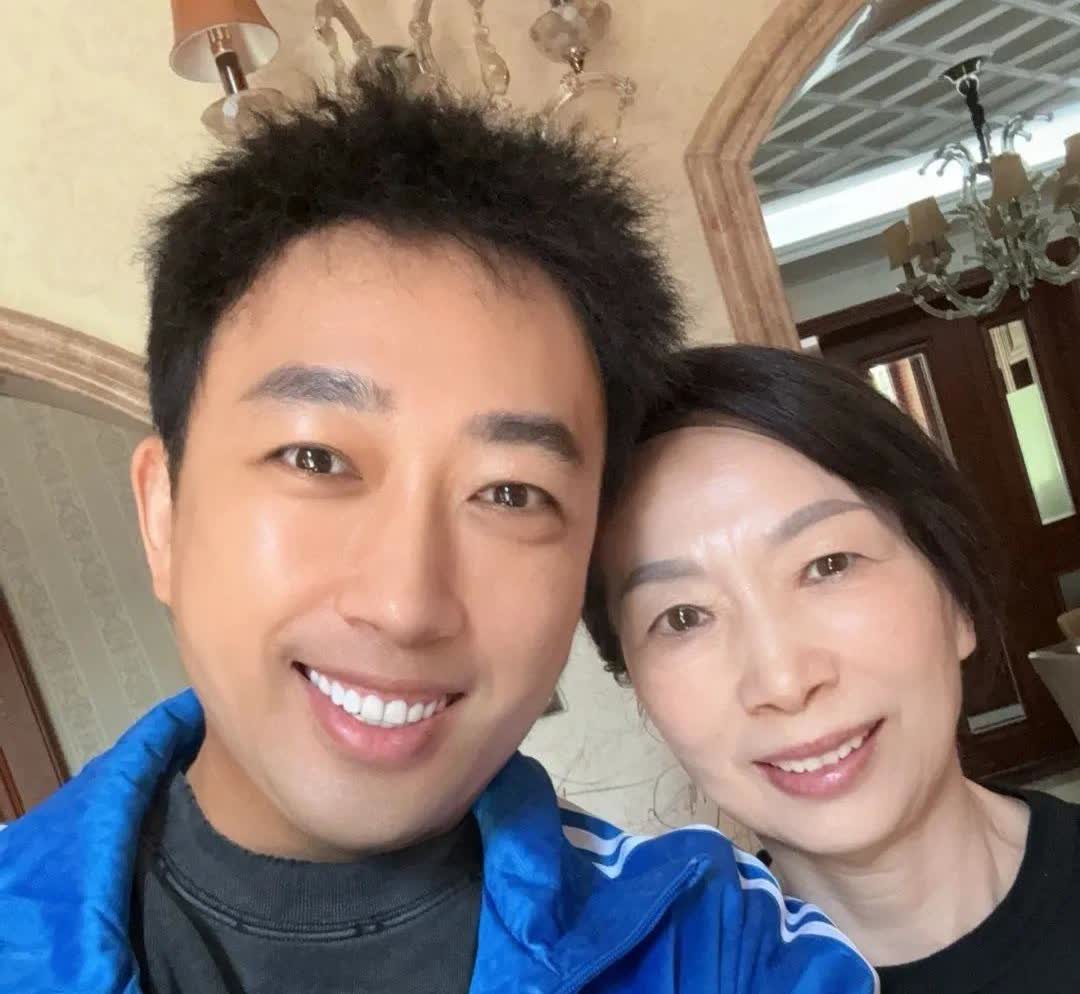 于正母亲节发长文，说父亲离世后，母亲变了，变得寡淡了，要钱的时候才应酬他，即便是