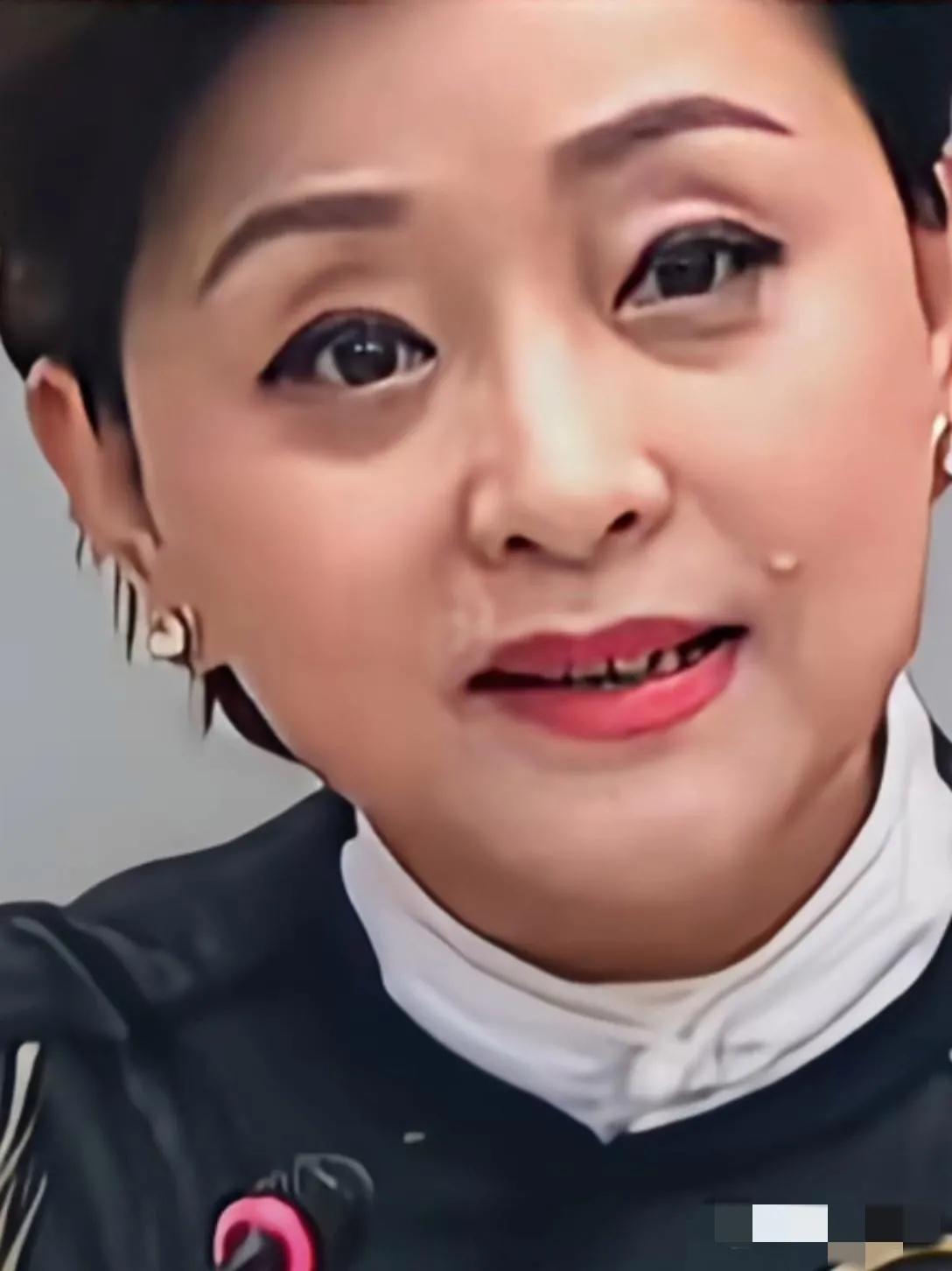 老去的杨澜牙齿看上去参差不齐，牙缝变宽，唇峰凹陷，痦子抢镜，做主持人的时候可是美