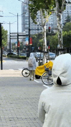 这是心理多扭曲才能做出这样的事儿来！9月14日下午，上海杨高中路一名女子穿着连帽