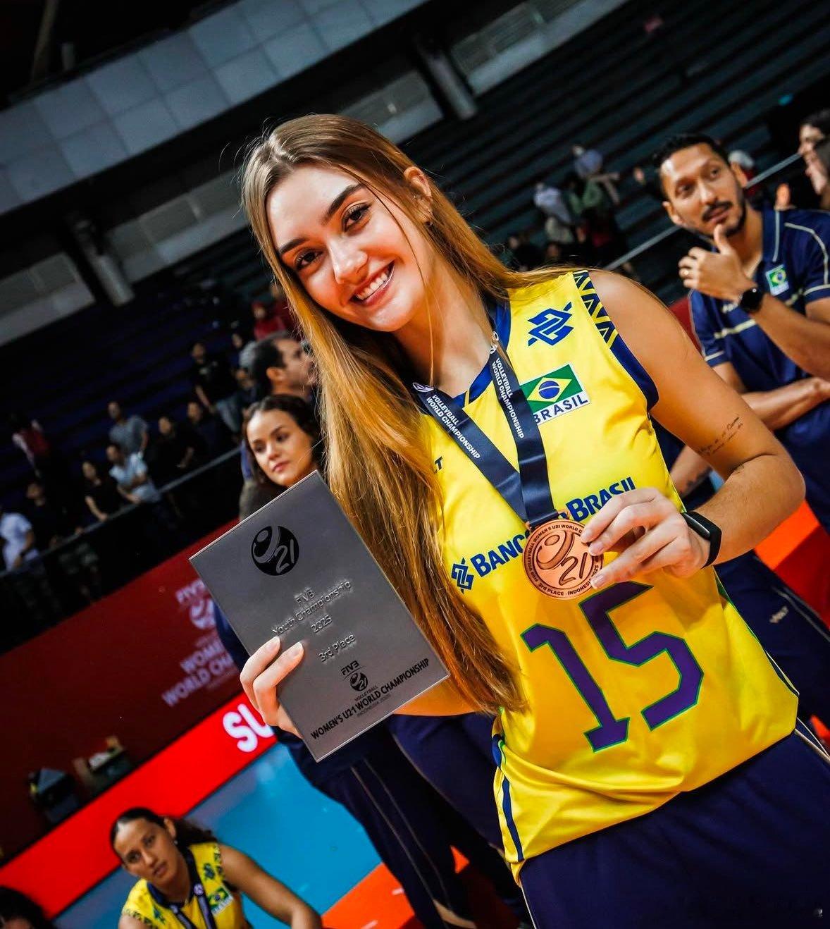 🟢🟡巴西新秀海伦娜.温克的梦之队（除巴西球员以外的球员）：⚡️主攻：米里