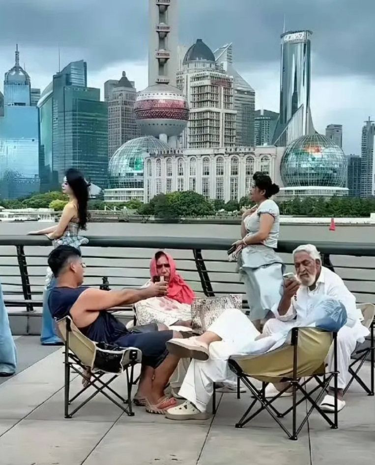 网友发的这张图不是AI生成的。印度是一种文明，印度人来中国，也是拒绝跟中华文明融