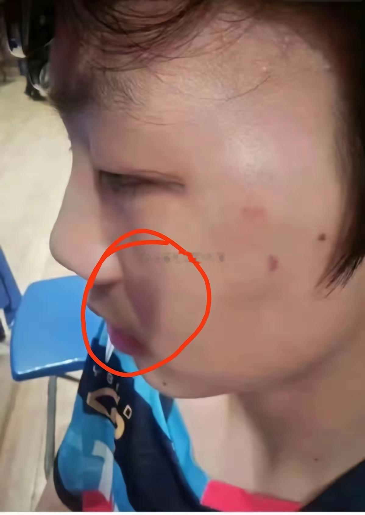 终于明白了曹彦灏为什么敢在球场上，拳打脚踢对手了。首先，他爹是江苏乒乓球名宿曹振