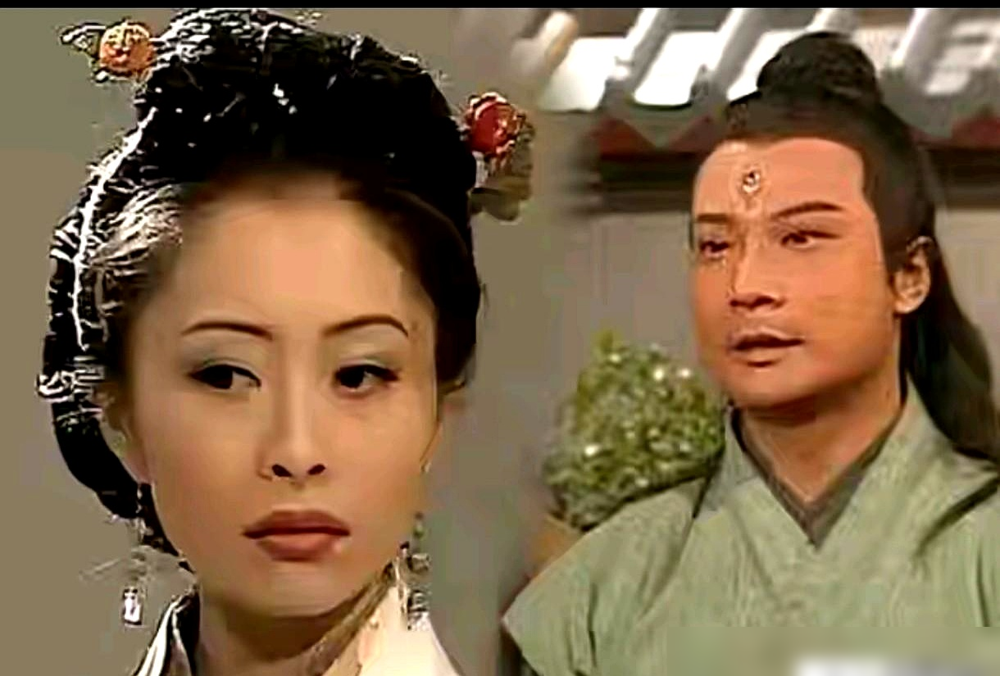 一张合照，把钟丽淇送上了风口浪尖。瘦得脱相，脸僵得没一点笑模样，手还得扶着椅背，看着就像随时要倒。同
