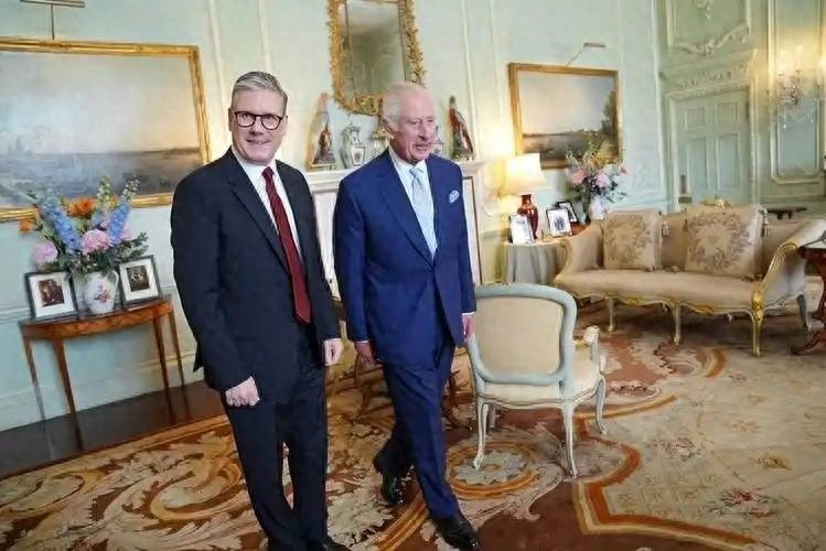 签下45亿大单后，斯塔默制裁中企！2月24日，斯塔默在俄乌冲突四周年当天公布2