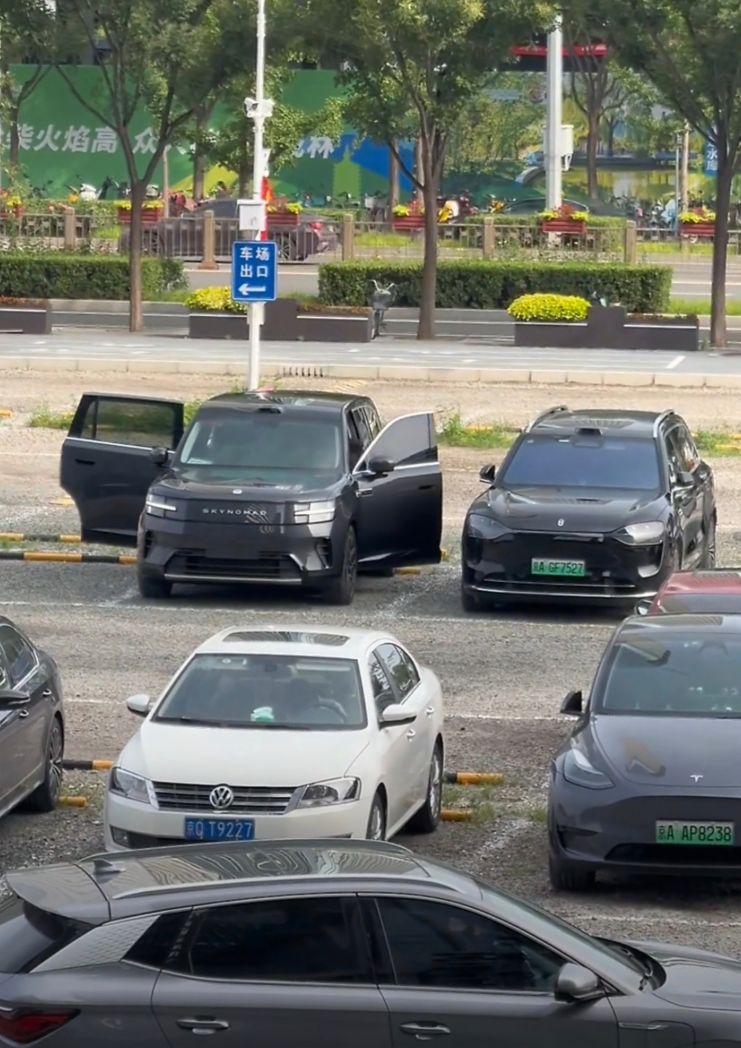小米澎程N90和问界M9同框，体量感很强后排开门角度很夸张、近乎90°，和之前的