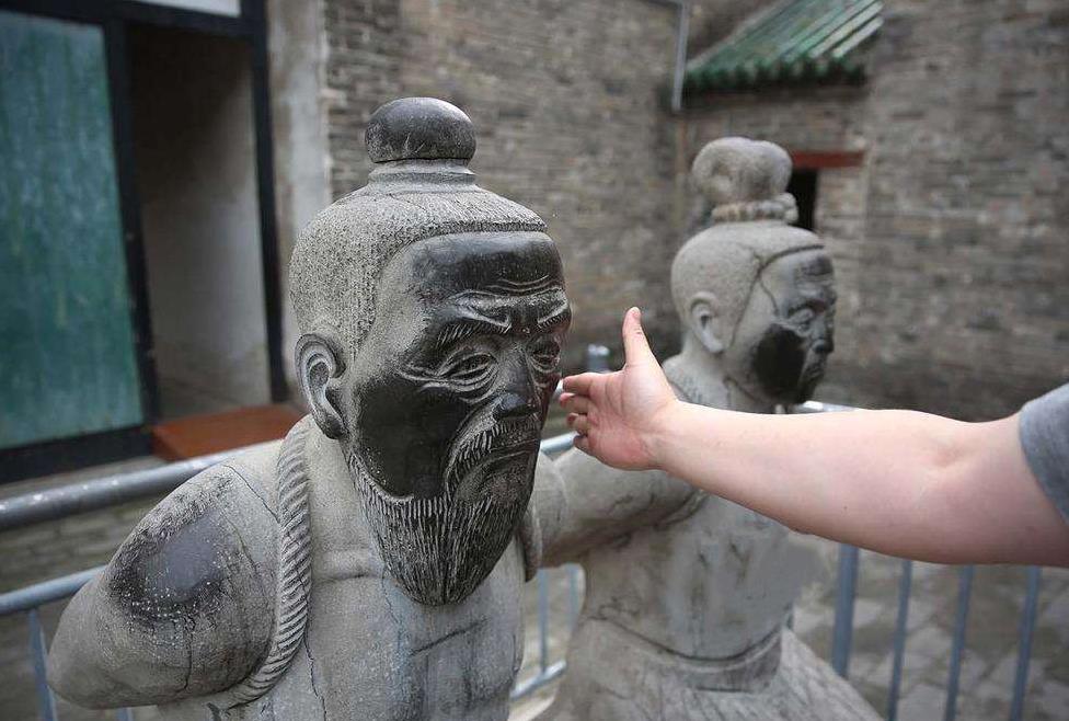 乾隆十七年殿试放榜那天，南京城秦家老宅门口挤满了看热闹的百姓。新科状元秦大士跪