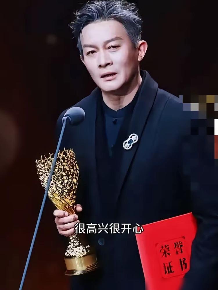 三天前金树林绽放之夜，杨志刚攥着男配奖杯拍话筒喊：我一直按主演演的啊！你去刷