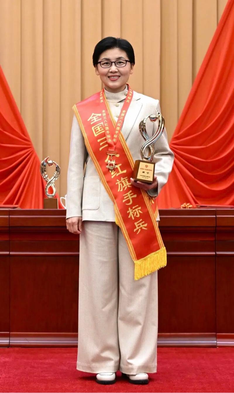 有些失望，有感于颜宁获得全国三八红旗手标兵荣誉！我的失望，不是说颜宁配不上这