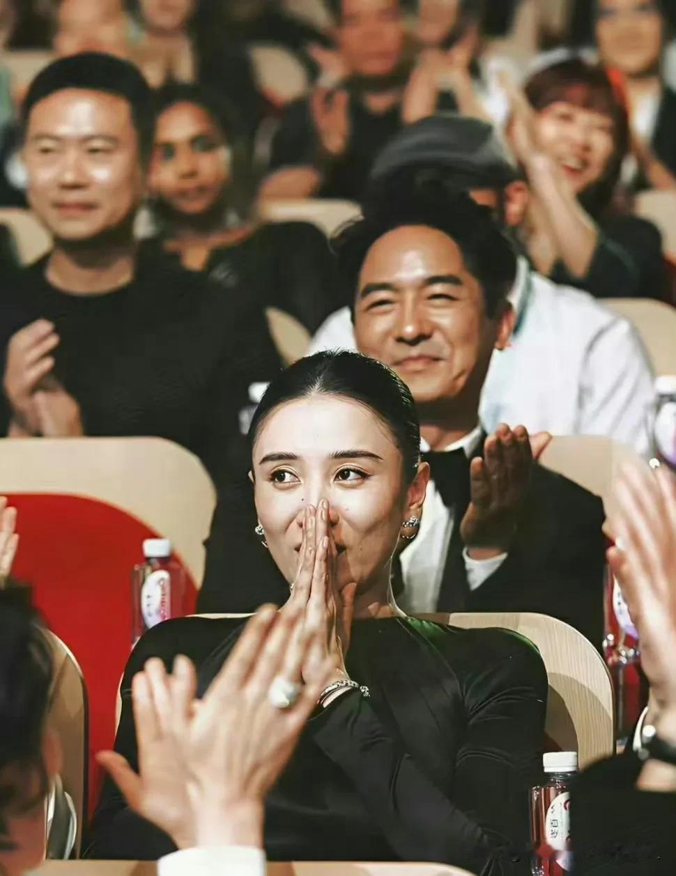 闫妮就是捧场王！年少如花！