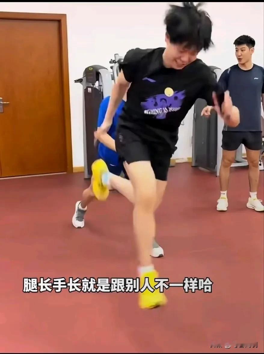 楚钦，你飞起来的滞空感好强，可是你的腹肌呢[捂脸哭]这么厉害的滞空高，是奔赴太阳