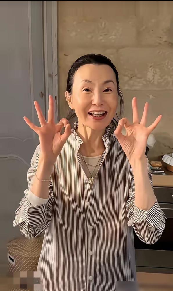看完张曼玉的近照，心里挺不是滋味。不是因为她老了。而是因为，这“容貌审判