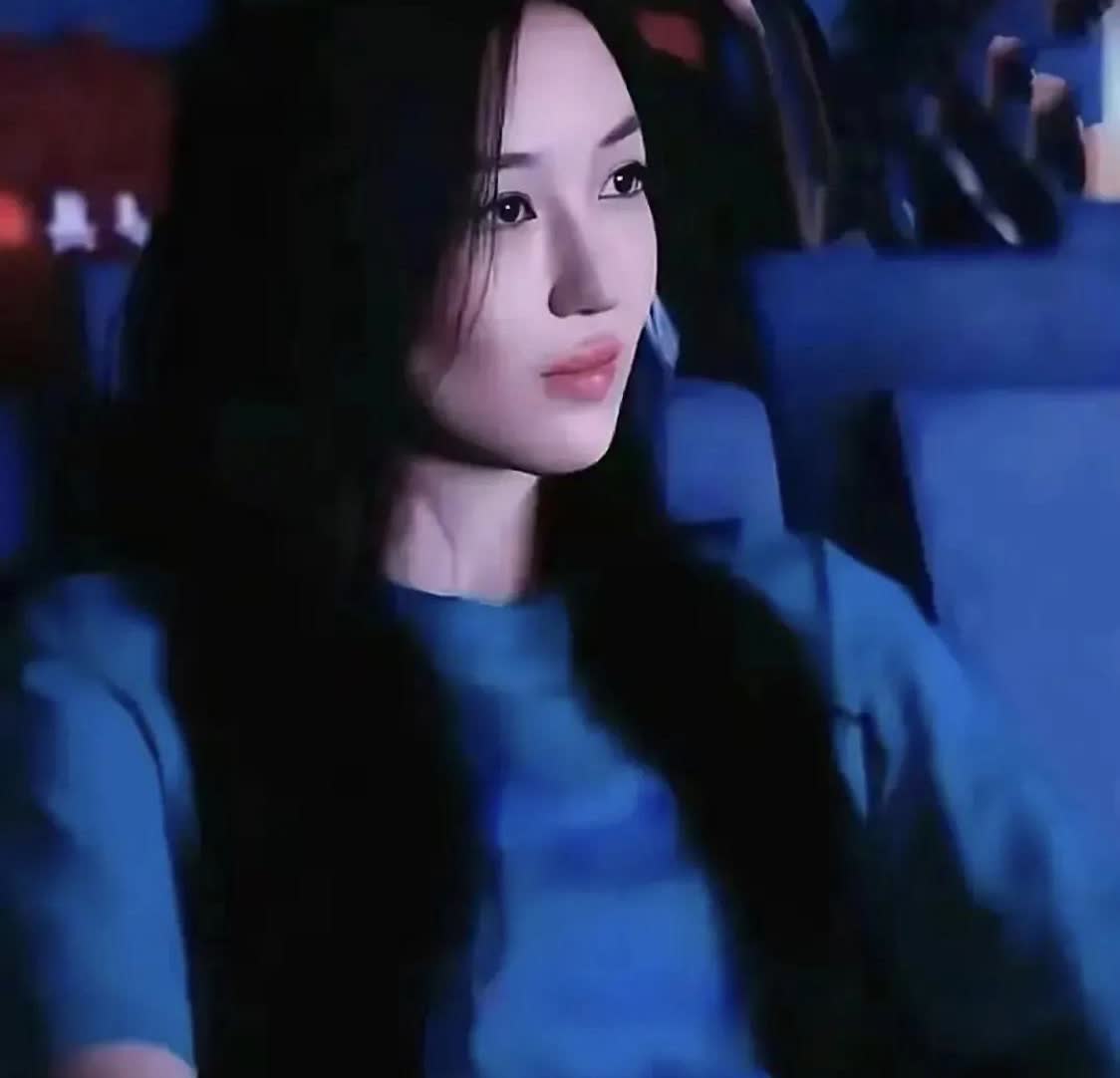 王菲女儿李嫣今年19岁了！女大十八变！越长越美，像妈妈王菲！李嫣和姐姐窦靖童两个