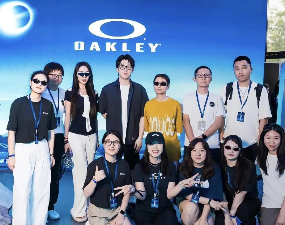 欧克利活动合照来啦！王楚钦的绅士手时刻体现，看的人心暖暖的。怎么说呢，头哥帅