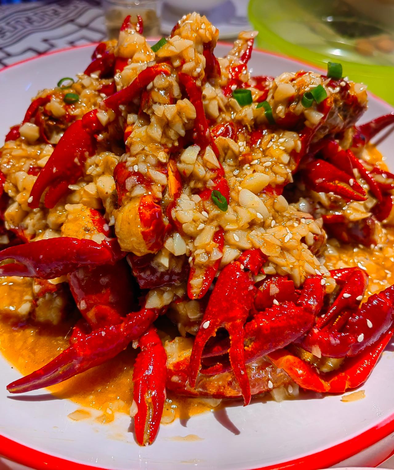 为什么现在宵夜摊上，吃小龙虾的人越来越少了，还记得差不多十年前，小龙虾几乎是大家