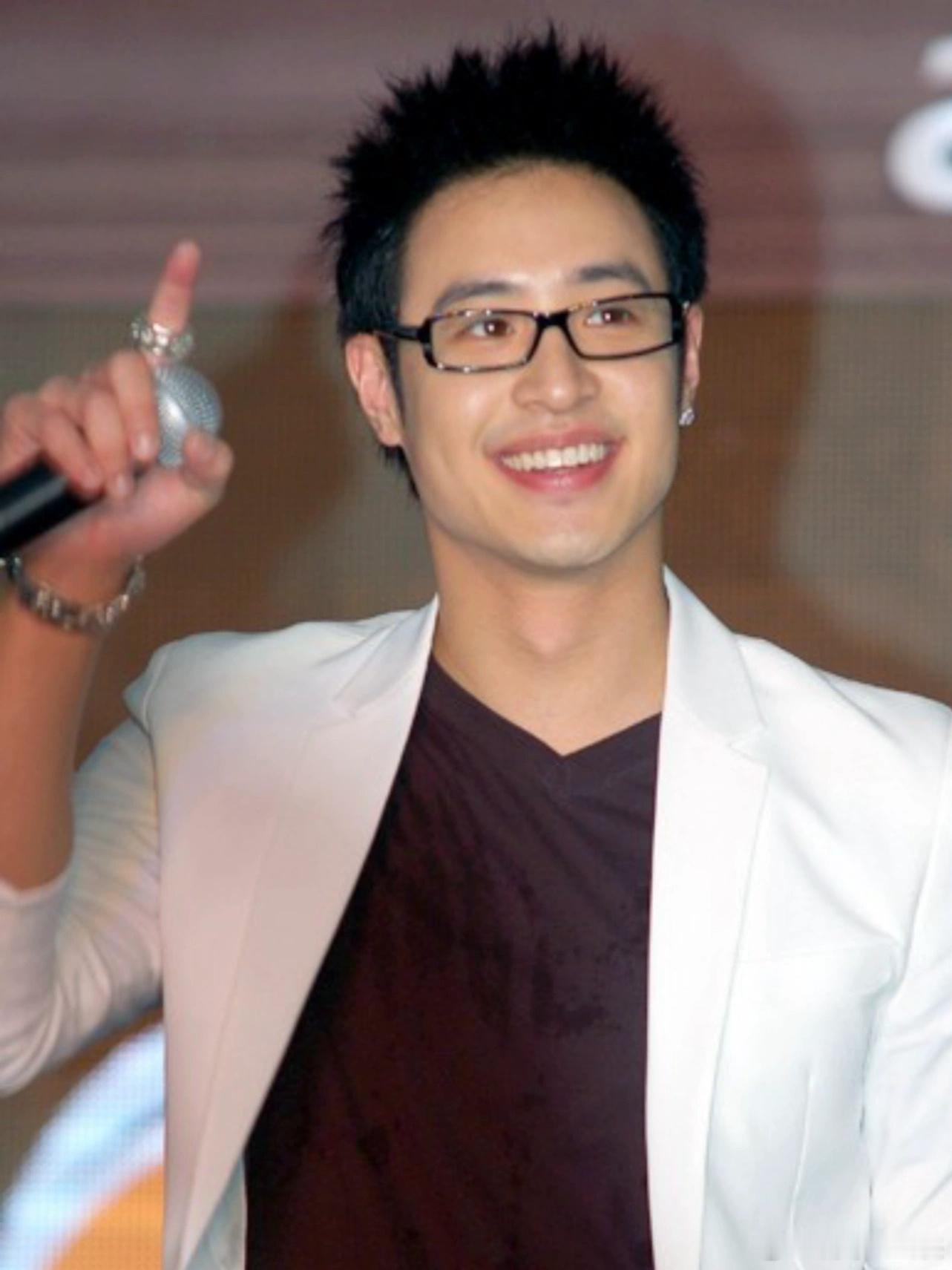 潘玮柏20年前的衣服还能穿这件源于2006年的外套，如今穿上却依然合体，潘帅的