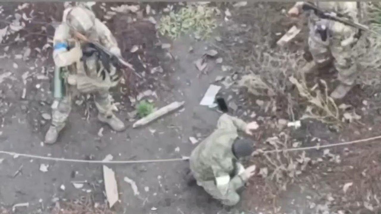 来而不往非礼也，这个世界目前只认礼尚往来：在乌克兰战场上乌军处决了1名俄军战俘（