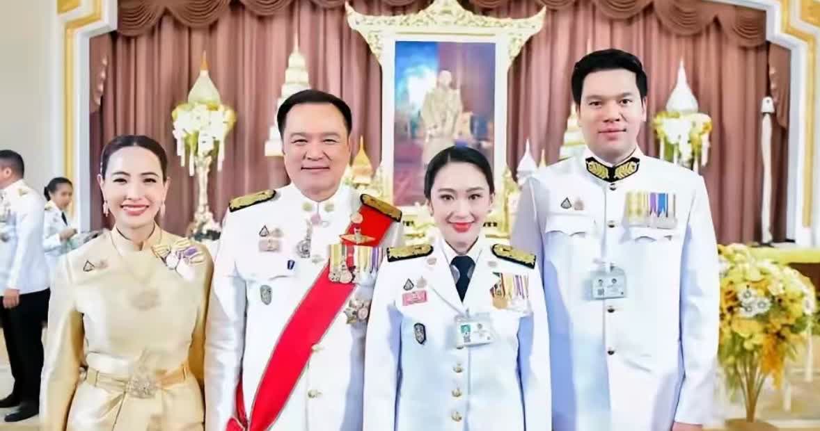 不查不知道，一查吓一跳两任总理合影，阿努廷妻子笑靥如花，挺有女人味的。