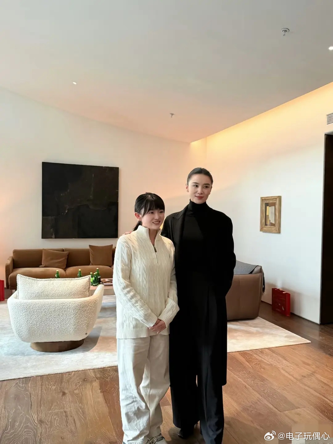 明星果然是明星宋佳头这么小啊！电视上感觉她脸大