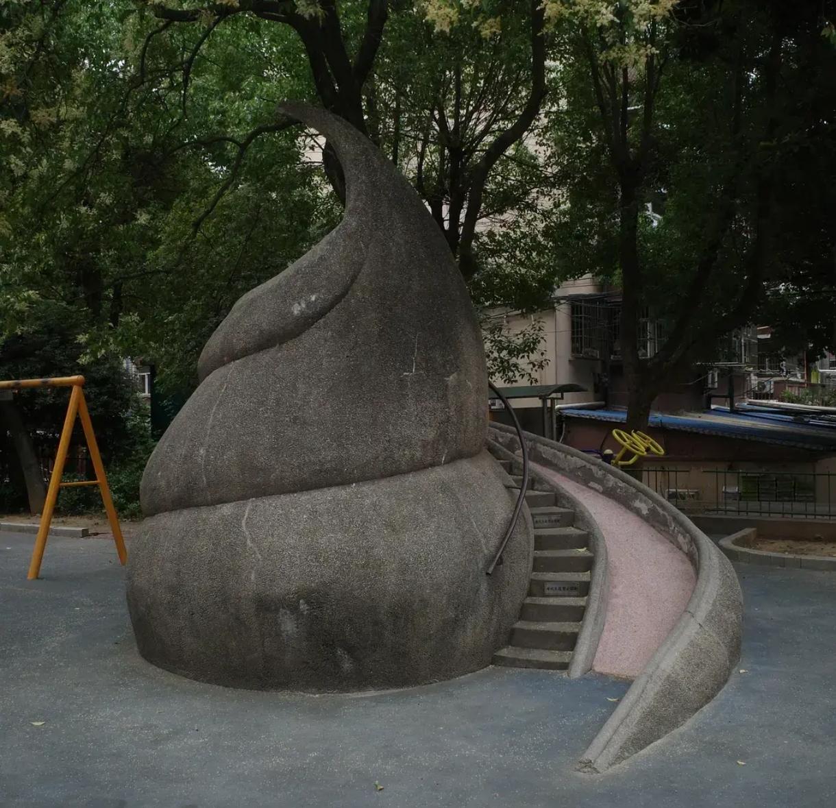 这个滑梯像不像福寿螺，就是个螺蛳造型。哈哈哈哈，不要想入非非。